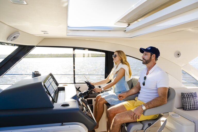 Riviera 4300 Sports Express Helm 01